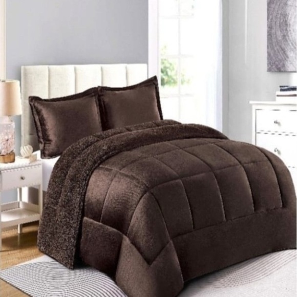 Other - Luxurious Comforter 3 pc Set